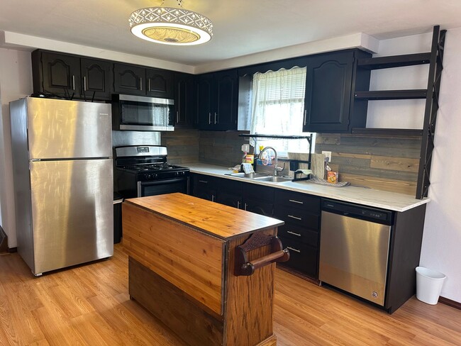 Building Photo - Spacious 2 Bedroom 1 bath Home