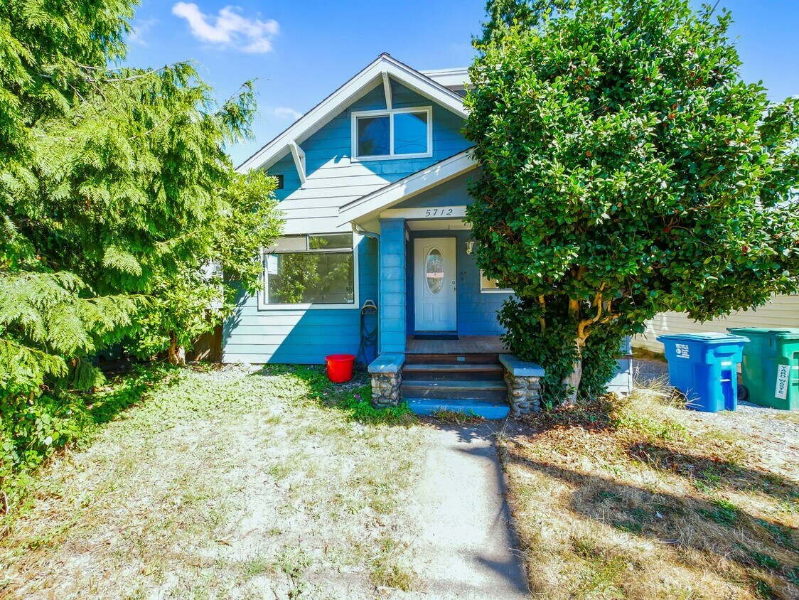 Foto principal - 2 Bed 1.5Bath Single-family House Availabl...