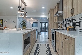 Building Photo - 1539 W Puget Ave