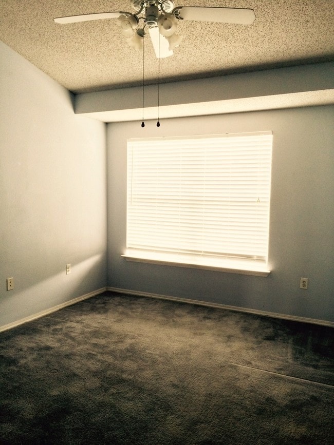 Building Photo - Lovely Two Bedroom Condo with Fire Place, W/D, garage, and tons of community extras! (Concord)