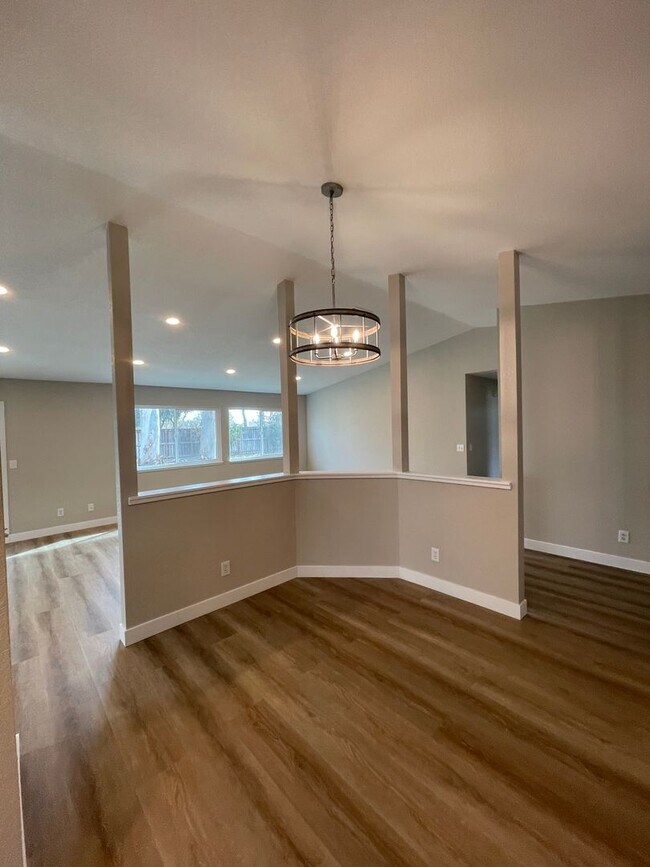 Foto del edificio - Beautiful Single Story Home Ready To Be Home!