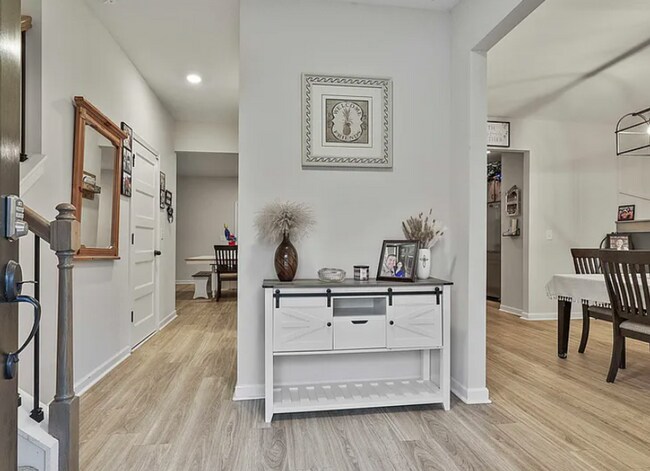 Building Photo - 205 Valley View Dr