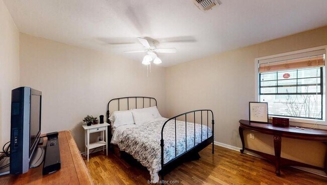 Building Photo - Available Now: 3 bed 2 bath