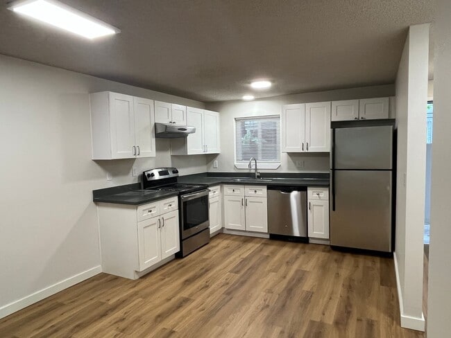 Building Photo - Spacious and Modern 1 Bedroom Located near...