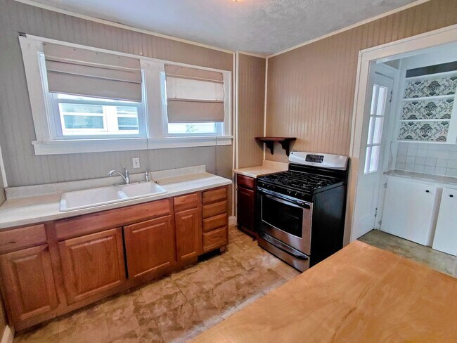 Building Photo - Three bedroom one bathroom home for rent