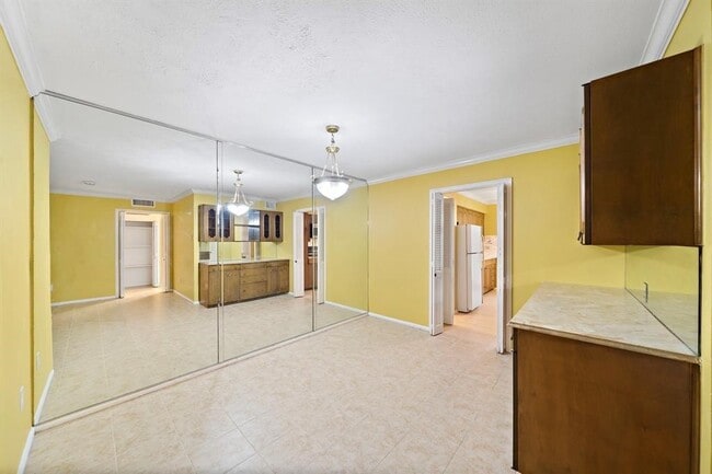 Building Photo - 7600 Burgoyne Rd