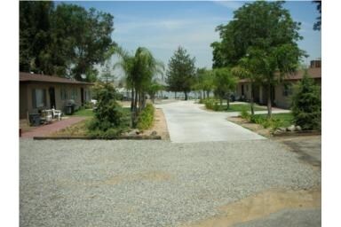 Hermosos patios bordeados de palmeras - 17920-17934 Grand Ave