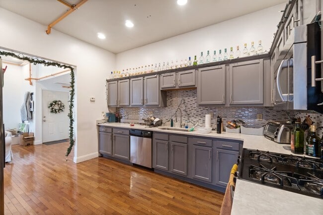 Building Photo - 2405 Sarah St