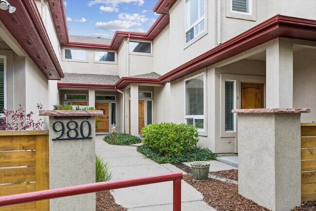 Foto del edificio - Modern Executive Condo – 2 Bedrooms | 2 Bathrooms | Attached 2-Car Garage