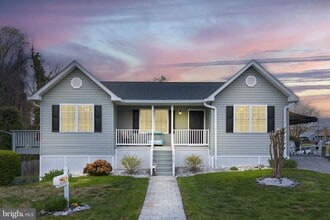 Building Photo - 6117 Riverview Dr