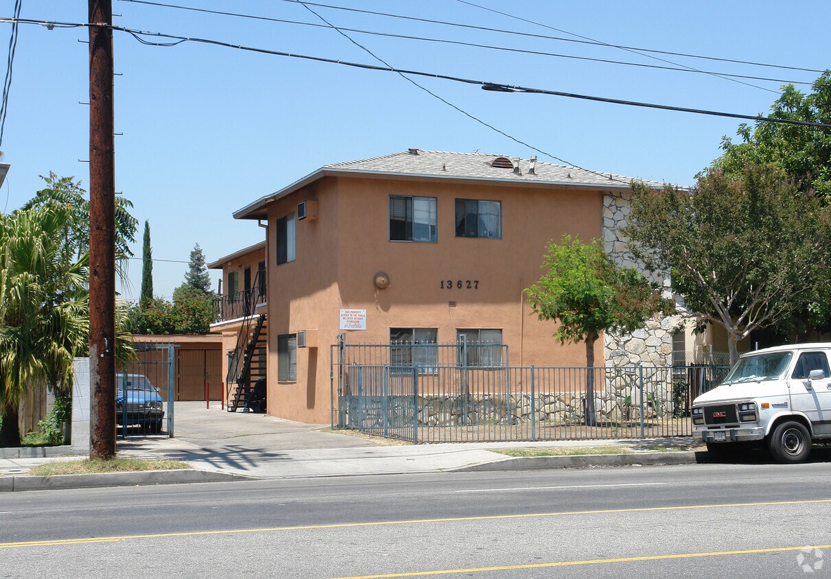 Primary Photo - 13627 Vanowen St