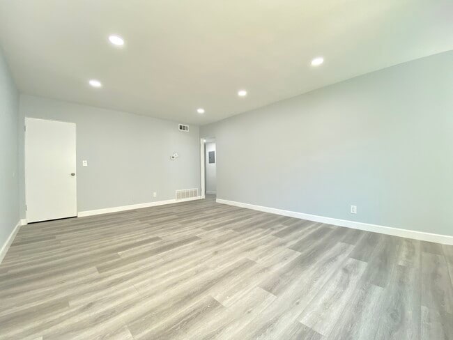 Building Photo - 625 E Verdugo Ave