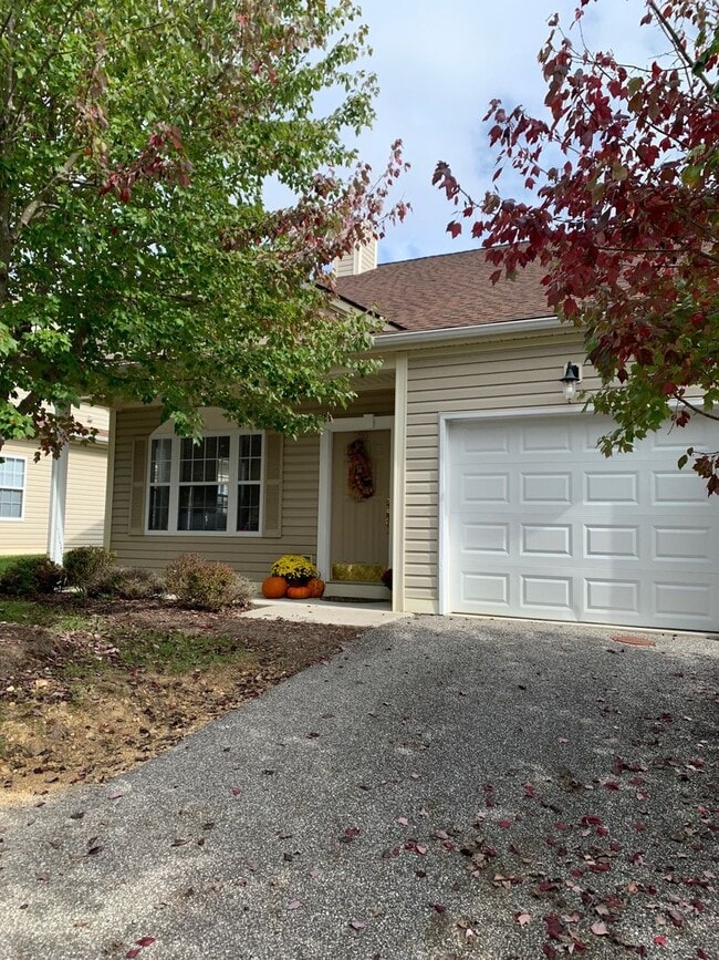 Building Photo - 3 Bedroom, 2 Bath Townhouse End Unit with ...