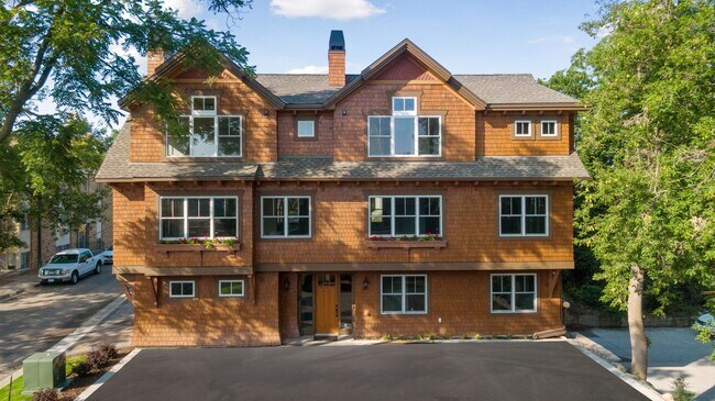 Building Photo - 220 School Ave