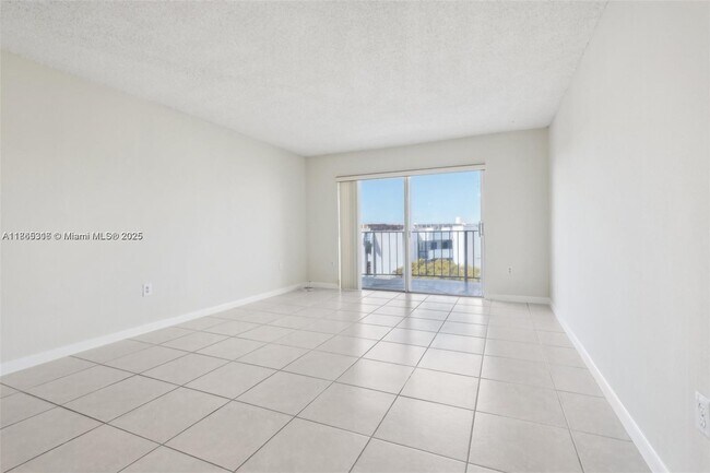 Building Photo - 9360 Fontainebleau Blvd
