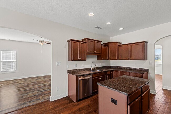 Foto del edificio - Reduced AND $500 OFF Move in Special! 5 bedroom Home