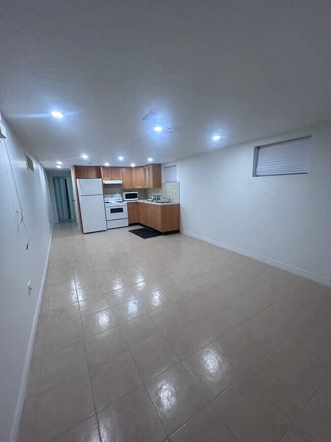 Building Photo - 41 Cartwright Av