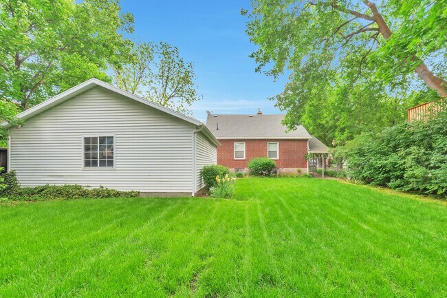 Building Photo - 4858 Viewmont St