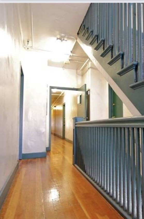 Foto principal - 1623 N Mariposa Ave
