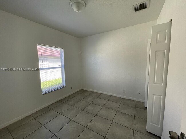 Foto del edificio - 2730 NW 11th St