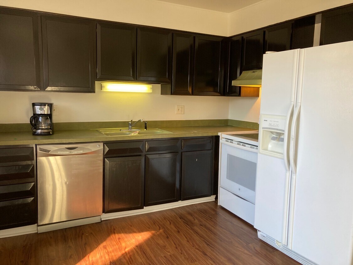 Kitchen - 1053 Chambers Ct