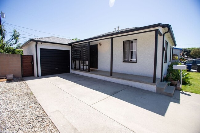 Foto del edificio - Lakewood Home, 2 Bedroom, 1 Bath with GREAT Backyard Space!