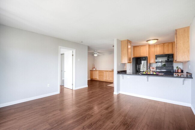 Foto del edificio - Modern Top Floor Condo in Gated Community Near SDSU