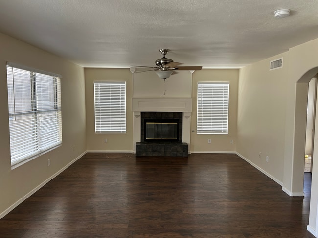 Building Photo - 4 Bedroom 2.5 Bathroom Lakewood Home