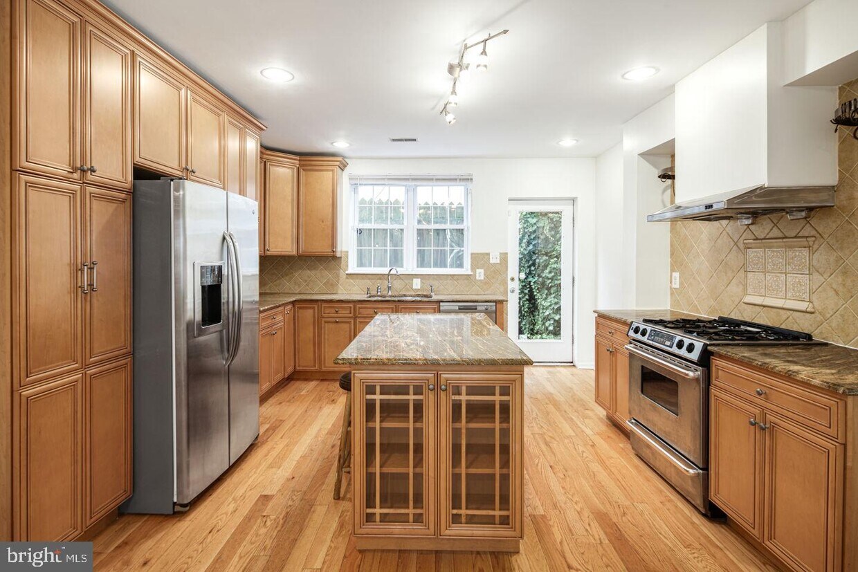 Primary Photo - 1519 Rodman St