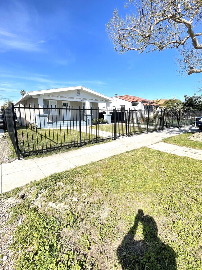 Building Photo - 1431 W 53rd St