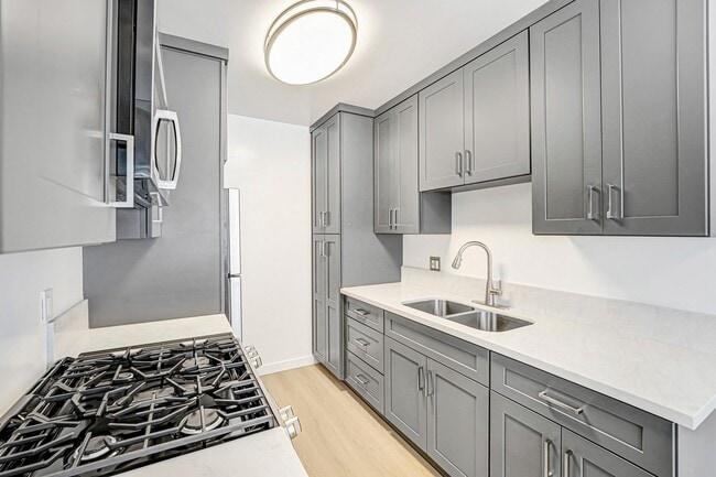 Building Photo - 844 5th St