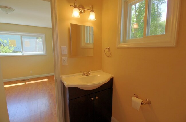Building Photo - 2 Bedroom Apartment Located 1 Block From D...
