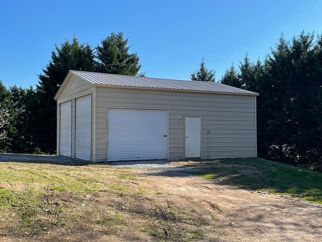 Building Photo - Nice Big Home in Hixson