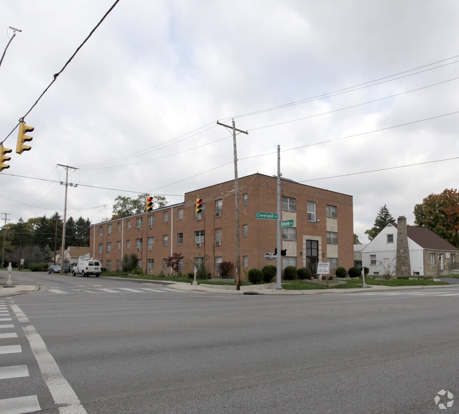 Lake Royal Apartments - Cleve-Royal Apartments