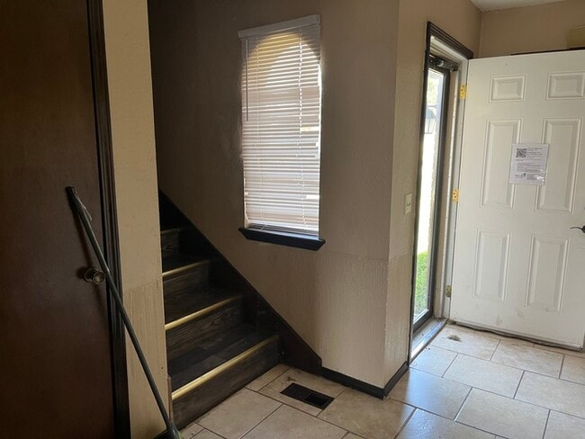 Building Photo - 2 Story Duplex in Putnam City Schools