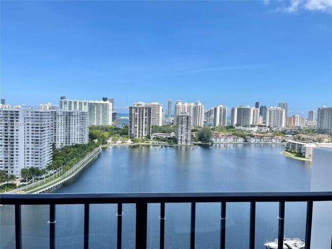 Foto del edificio - 2750 NE 183rd St