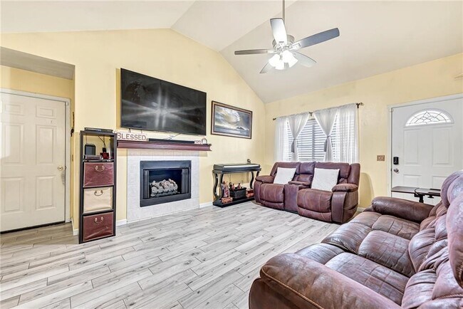 Building Photo - 122 S Bailey St