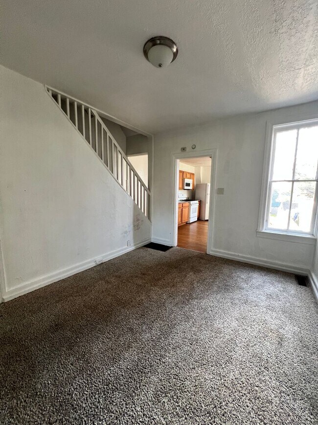 Building Photo - 3 Bedroom 1 Bath Home Available