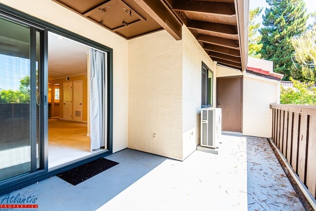 Building Photo - The Courtyard | Lovely Condo | Washer/Drye...