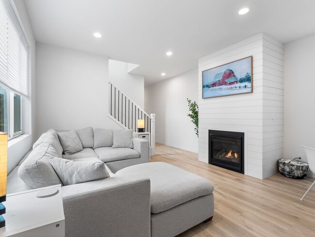 Building Photo - Light-Filled w/ Modern Finishes - 3?Bed / ...