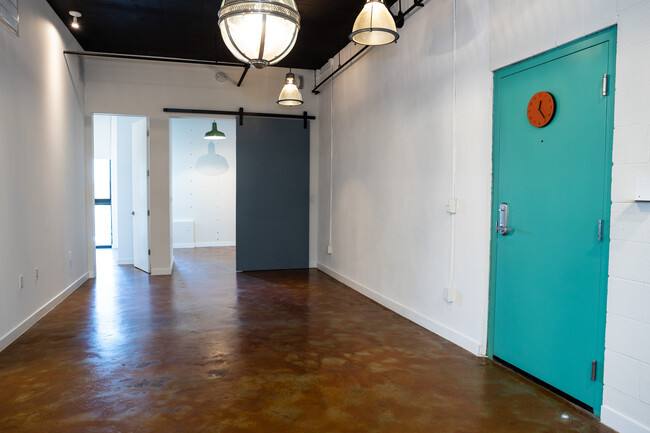 Building Photo - 654 N Virgil Ave