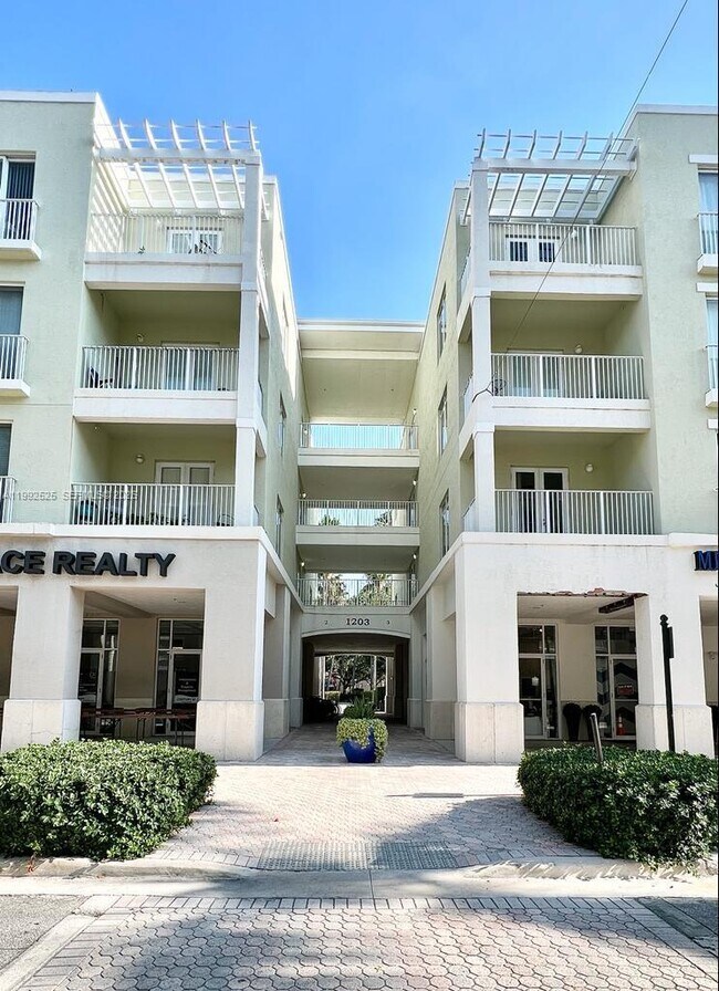 Building Photo - 1203 Town Center Dr