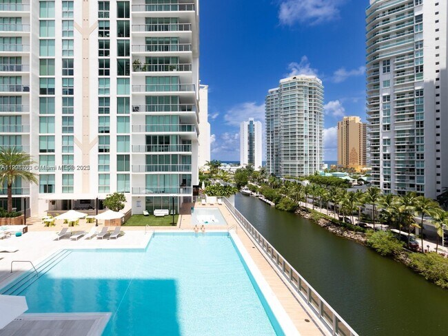 Foto del edificio - 330 Sunny Isles Blvd