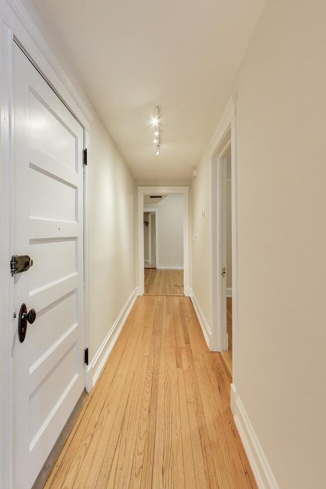 Building Photo - 4002 N Hermitage Ave