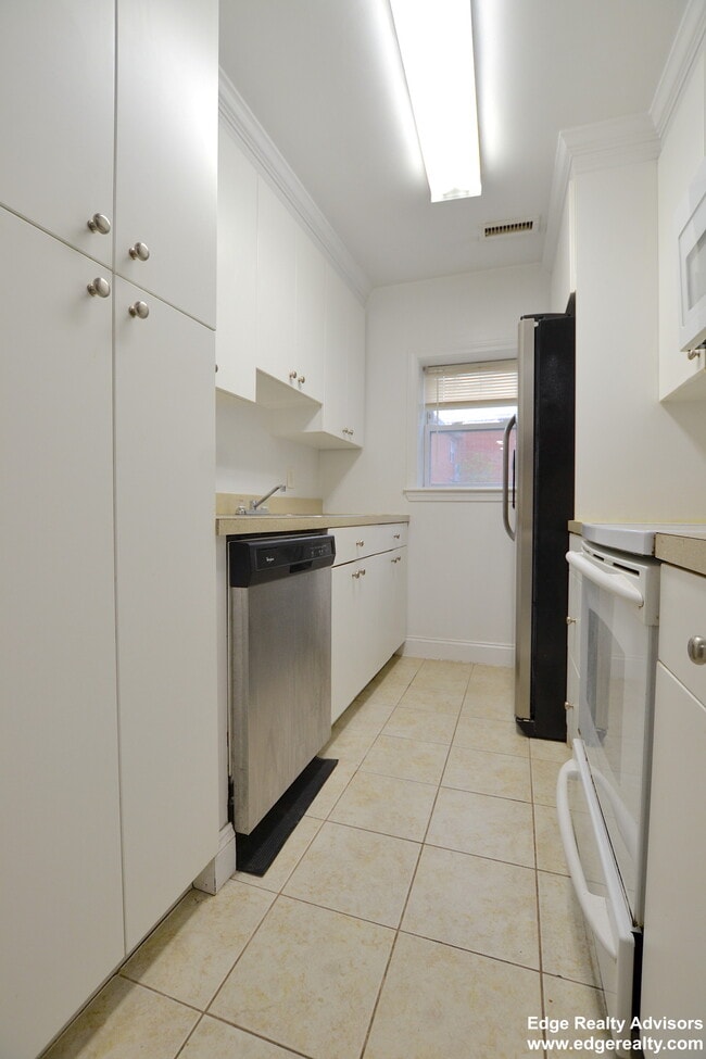 Building Photo - 128 Newton St