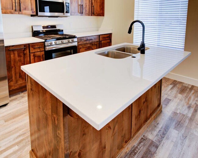 Foto del edificio - Beautiful Townhome in Cross Hollow Hills! ...
