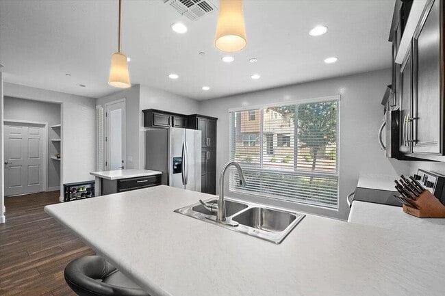 Building Photo - 1250 Abbey Ln