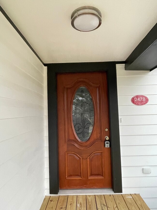 Foto del edificio - 2478 San Jacinto St