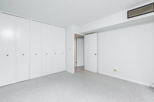 Building Photo - 21 W Goethe St