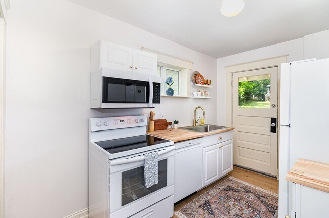 Foto del edificio - Chic Comfort & Space in North College Hill